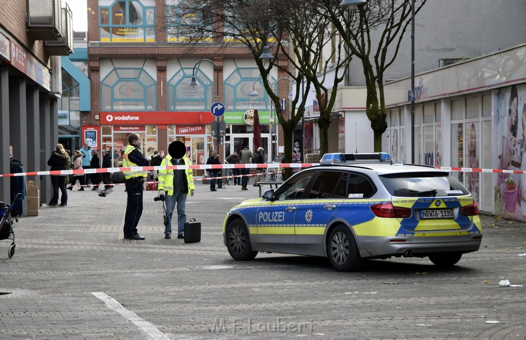 Einsatz BF Koeln Messerstecherei Koeln Porz Josefstr P68.JPG - Miklos Laubert